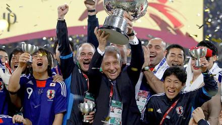 Hoch die Tassen! Japans Spieler um Trainer Alberto Zaccheroni feiern den vierten Titelgewinn bei der Asienmeisterschaft.