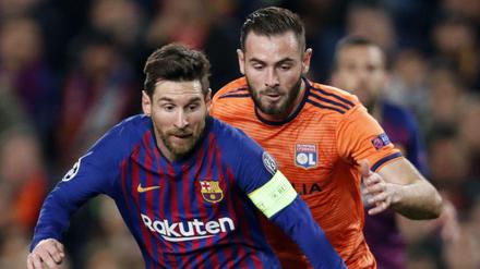 In guter Gesellschaft. Lucas Tousart (hinten) hat sich in der Champions League schon mit Lionel Messi gemessen - und sogar ein Tor gegen Barca erzielt.
