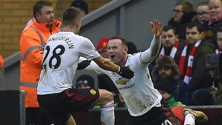 Wayne Rooney (rechts) bejubelt sein Tor zum 1:0 für Manchester United bei Liverpool.