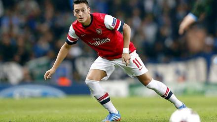 Da guckt er. Mesut Özil traf beim 2:0-Sieg von Arsenal gegen Neapel.