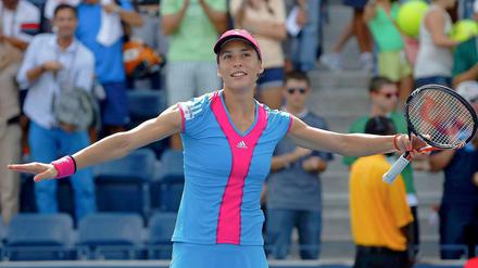 So richtig kann sie es noch gar nicht glauben: Andrea Petkovic feiert ihren Sieg über Zheng Jie.
