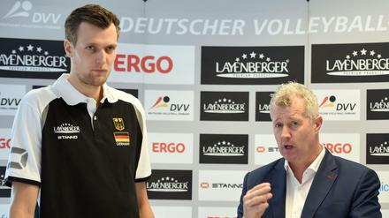 Noch in freudiger Erwartung auf ein erfolgreiches Turnier in Berlin: Robert Kromm (l) und Volleyball-Bundestrainer Vital Heynen Anfang Dezember in Berlin.