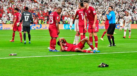 Getroffen: Die Spieler Katars wurden mit Schuhen und Plastikflaschen beworben