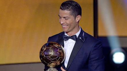 Da ist das Ding! Ronaldo ist glücklich.