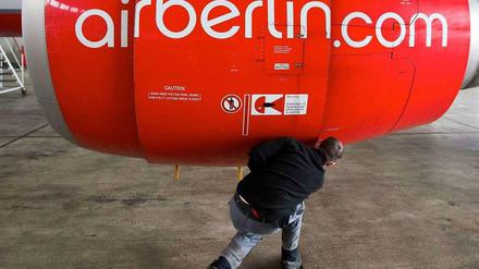 Die Mitarbeiter von Air Berlin sollen für zwei Jahre auf fünf Prozent Gehalt verzichten - der Konzernvorstand macht es schon einmal vor.