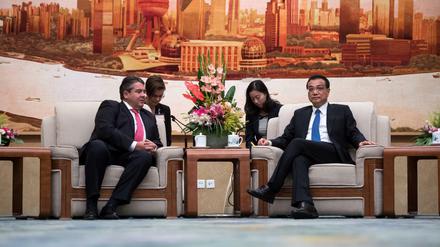 Bundeswirtschaftsminister Sigmar Gabriel (links, SPD) und der chinesische Premierminister Li Keqiang am Dienstag in der Halle des Volkes in Peking.