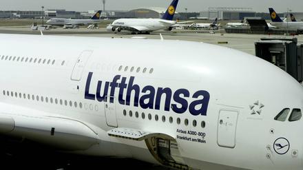 Ein Airbus A380-800 mit Namen Frankfurt am Main der Lufthansa am Flughafen Frankfurt.