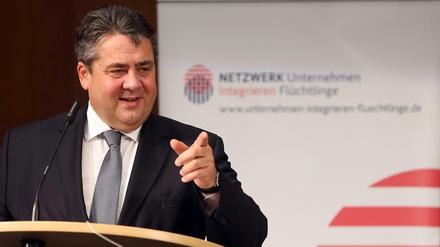 Bundeswirtschaftsminister Sigmar Gabriel (SPD) spricht am 01.12.2016 auf einer Veranstaltung im Haus der Deutschen Wirtschaft in Berlin. 