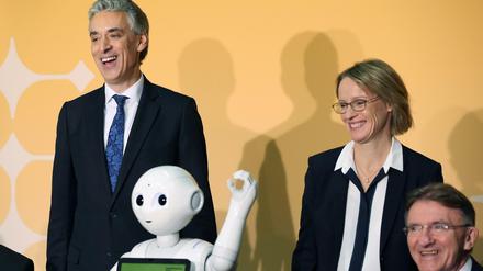 Digital ist, wer einen Roboter mit zur Pressekonferenz bringt. Das haben auch Post-Chef Frank Appel (l.) und Finanzchefin Melanie Kreis gelernt.