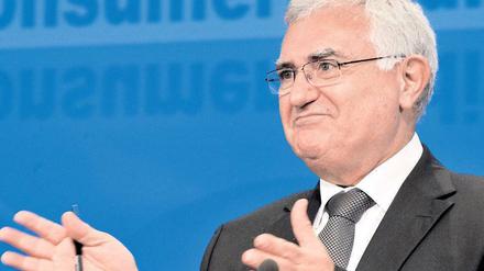 EU-Kommissar John Dalli zeigt sich besorgt über die vielen Unregelmäßigkeiten. Foto: AFP