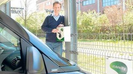 Leichter Strom tanken. Ubitricity-Gründer Frank Pawlitschek will die teure Abrechnungstechnik ins Auto verlegen.