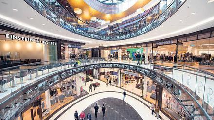 Die Deutschen trugen ihren Verdienst 2015 lieber in Shopping-Center statt zum Bankschalter. 
