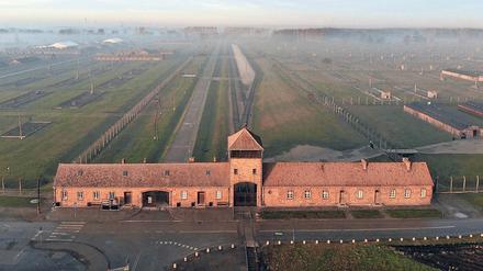 2,3 Millionen besuchen im Jahr die Gedenkstätte in Auschwitz. Deren Tweets werden im Monat 146 Millionen mal gesehen. 