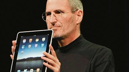 Tech-Geschichte. Am 27. Januar 2010 präsentierte Steve Jobs in San Francisco das erste iPad. Es folgte der erfolgreichste Verkaufsstart eines Elektronik-Produkts für den Massenmarkt. Und die Konkurrenz legte mit eigenen Tablets nach. 