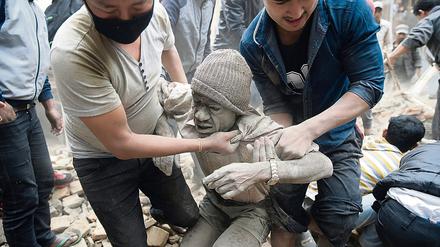Tragödie: Beim Erdbeben in Nepal haben im vergangenen Jahr 9000 Menschen das Leben verloren. Hunderttausende wurden obdachlos. 