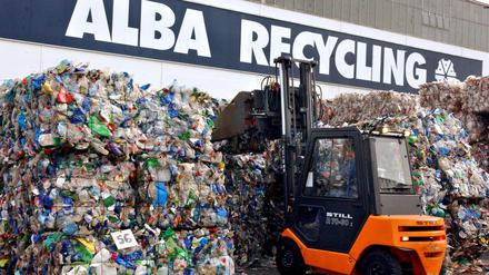 Das Recycling-Unternehmen Alba verkauft die Mehrheit an zwei wichtigen Sparten an einen chinesischen Investor. 