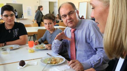 Guten Appetit: Minister Schmidt beim Mittagessen in einer Berliner Schule. 