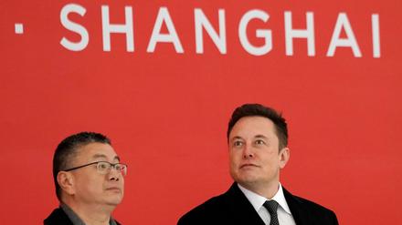Elektrisiert sind offenbar nicht nur Teslas Autos, sondern auch Elon Musks Blick (r.) bei der Grundsteinlegung der Fabrik in Shanghai.
