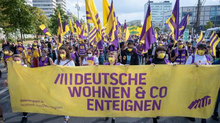Berlin: Bei einer Demonstration gegen hohe Mieten in Berlin halten Teilnehmer ein Transparent mit der Aufschrift „Deutsche Wohnen & Co enteignen“. 