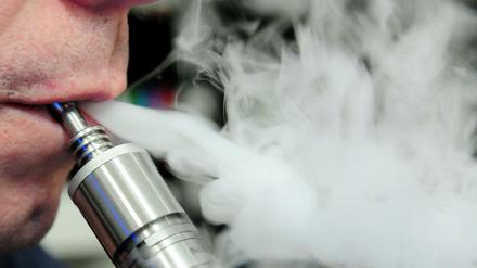 Vor allem bisherige Raucher und jüngere Menschen probieren zunehmend das Dampfen mit E-Zigaretten aus.