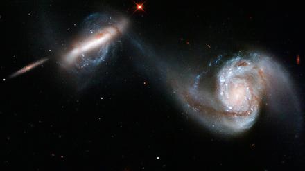 Intergalaktische Berührung: Wahrscheinlich entzieht eine Galaxie der anderen Materie in Form von Gaswolken.