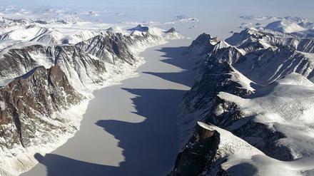 Forscher überflogen über 500.000 Kilometer Grönlandeis. Dabei entdeckten sie 56 Seen unter der Oberfläche.