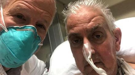 Dr. Bartley Griffith (links) macht vor der Transplantation noch ein Selfie mit dem Patienten David Bennett in Baltimore.