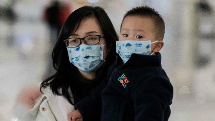 Flughafen in Peking: Viele Reisende in China tragen Gesichtsmasken.