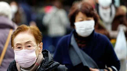 In Tokio tragen Fußgänger häufig Schutzmasken, um sich vor Infektionen zu schützen - unabhängig davon, dass nun ein Patient ein neuartiges Virus aus China nach Japan eingeschleppt hat.