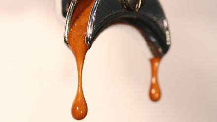 Die Mischung aus Kaffeebohnen, die nicht zu fein gemahlen sind, und der richtigen Menge heißen Wassers, das durch das Pulver gepresst wird, macht einen guten Espresso aus. 