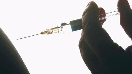 Mehrfachschutz. Der Impfstoff gegen die saisonale Grippe feit gegen drei Influenzaviren. 