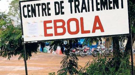 Unbekannte Größen. In Guinea hatte nur ein Drittel der Neuerkrankten Kontakt zu bekannten Ebola-Opfern. Einzelne Dörfer sperren sich weiter gegen die Seuchenbekämpfer. 