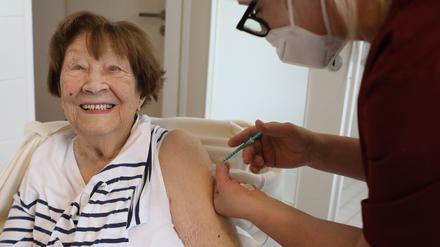 Gerade ältere Menschen sollten sich impfen lassen, auch wenn sie bereits eine Covid-Erkrankung überstanden haben.