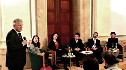 Glücklich im Exil: Italiens Botschafter Pietro Benassi begrüßt seine Gäste Alessandra Buonanno, Elena Torlai Triglia, Massimo Moraglio und Eleonora Rivalta (von links nach rechts, in der Mitte Moderator Matteo Pardo) 