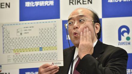Entdecker. Kosuke Morita, Leiter des Riken-Teams, zeigt ein Periodensystem mit dem von ihm und seinen Mitstreitern entdeckten Element 113. 