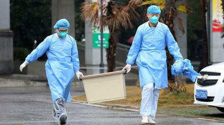 Mitarbeiter des Jinyintan Krankenhauses in Schutzanzügen. (10. Januar 2020)