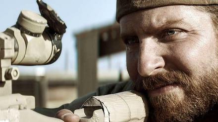 Anvisiert. In dem Film "American Sniper" spielt Bradley Cooper den Scharfschützen Chris Kyle im Irakkrieg.